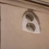 ...con un decoro bianco a due fori...